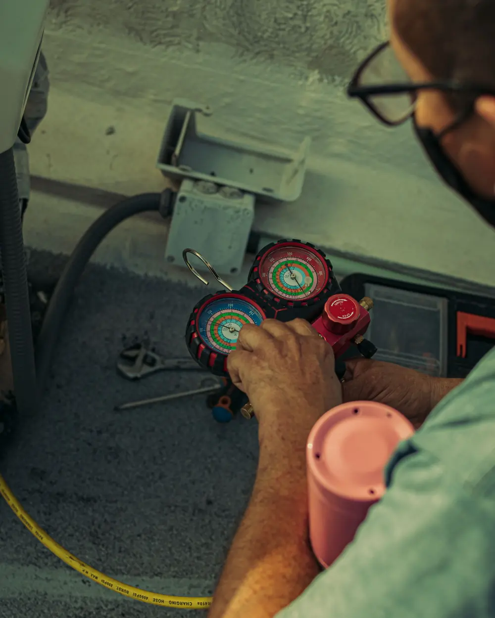 Refrigerant manifold gauges used for HVAC diagnostics